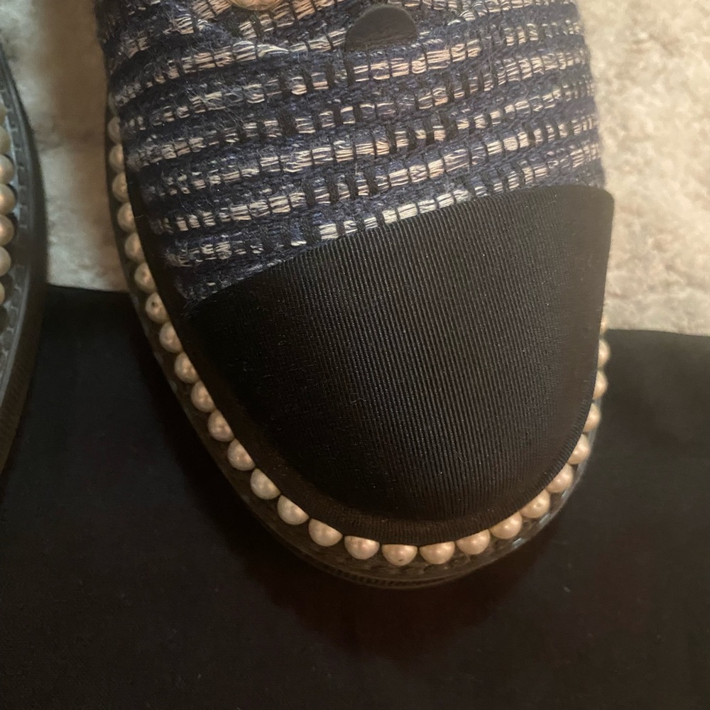 Chanel lace up tweed sneakers - Picture 3 of 10